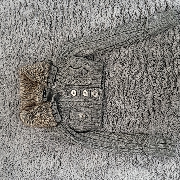 Long sleeve cropped fur rimmed sweater - Picture 4 of 5